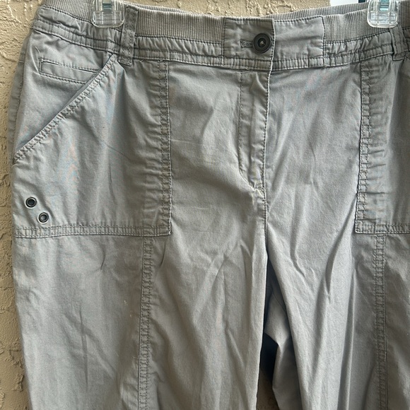 CHICOS CARGO PANTS SZ 2 M 12-14 Beige Tan Khaki Cropped Roll Cuff Button Fly EUC - Picture 17 of 17